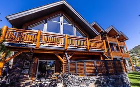 A Bear And Bison Country Inn